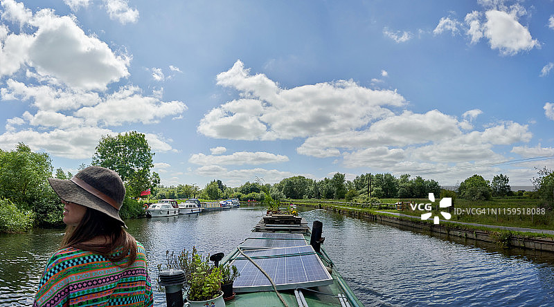 在田园诗般的夏日午后沿着利河旅行图片素材