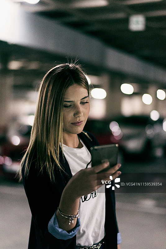 女人在看手机图片素材
