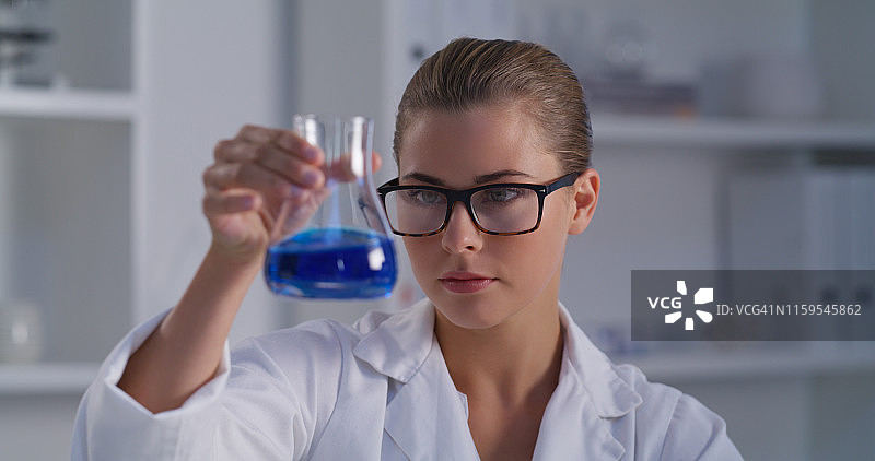 她有了一项重要的新发现图片素材