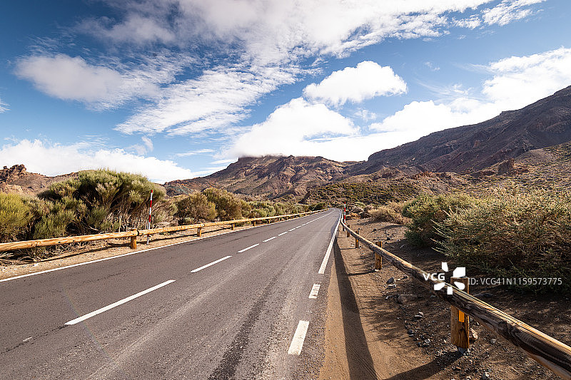 西班牙特内里费岛泰德国家公园公路图片素材