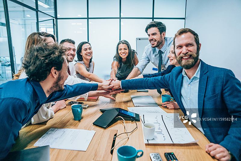 会议室内商务人士叠手图片素材