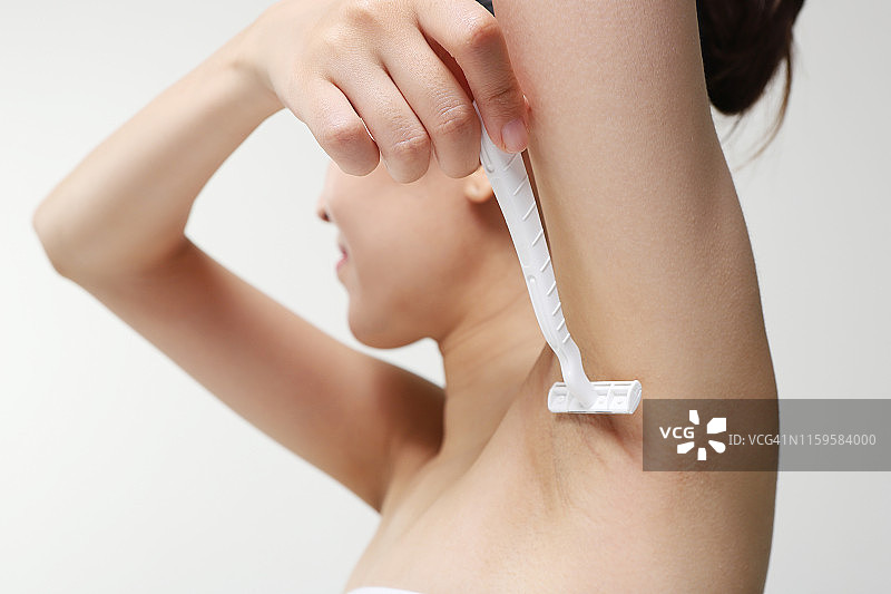 年轻女人刮腋毛图片素材