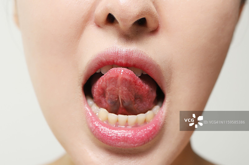 年轻女人的舌头特写图片素材