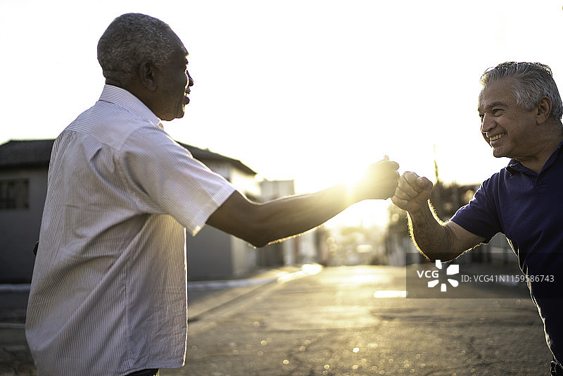 在街上互相问候的老年朋友图片素材
