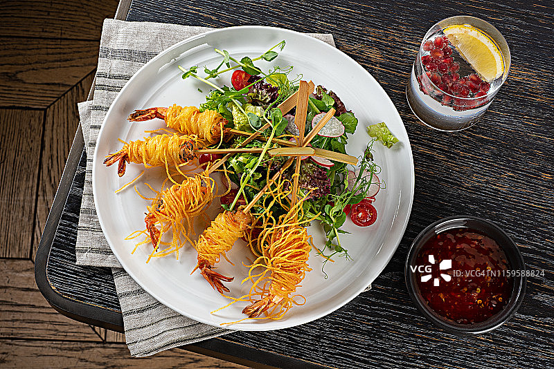 土豆裹虾佐辣椒酱图片素材