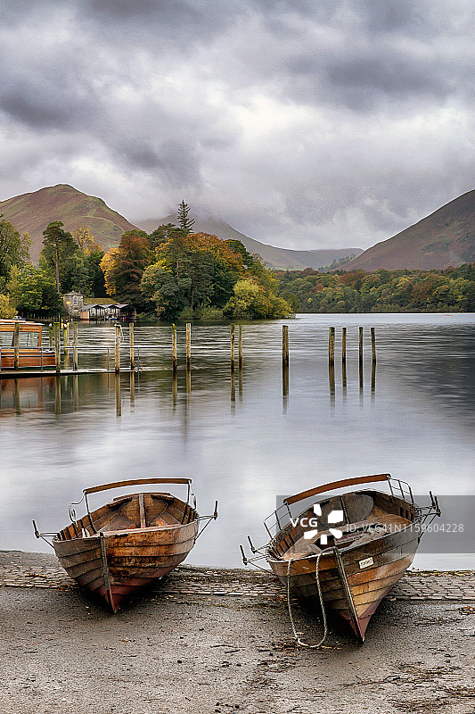 英国湖区德温特湖上的木制划艇图片素材
