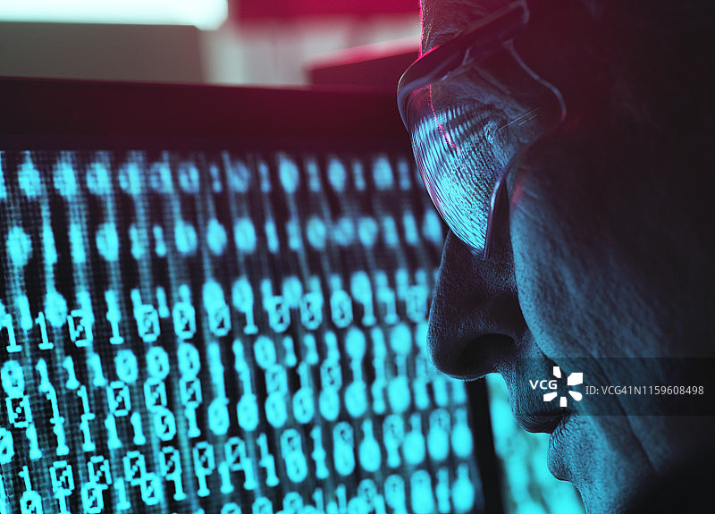 男子查看感染病毒的电脑屏幕图片素材