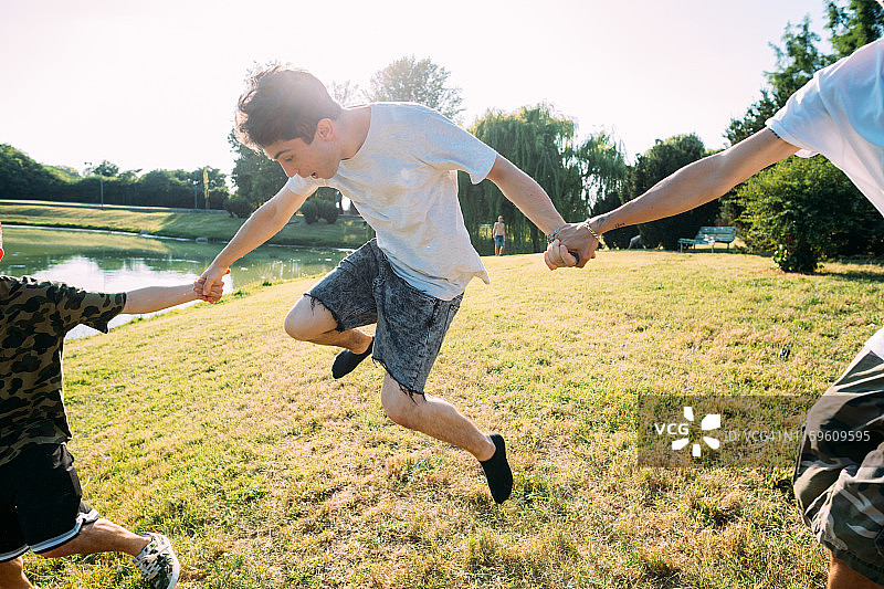 朋友们在湖边玩耍图片素材