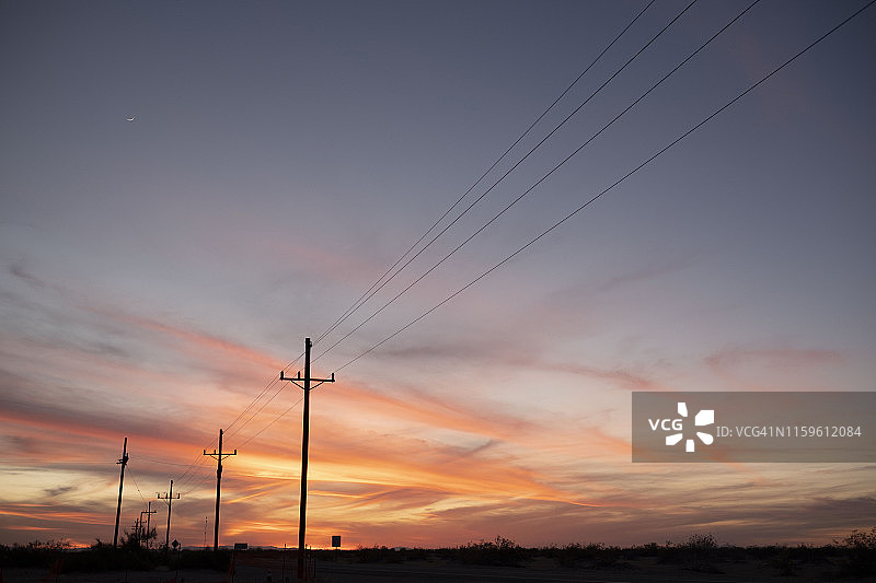 夕阳下的高速公路和电线杆图片素材