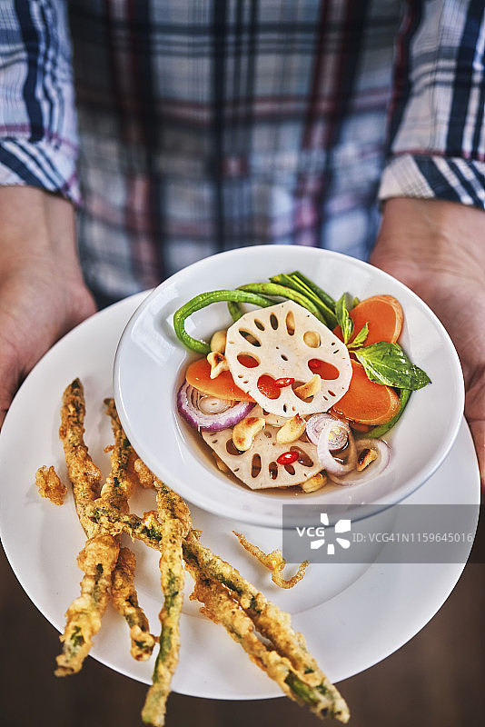 花生炸葱莲藕胡萝卜沙拉图片素材