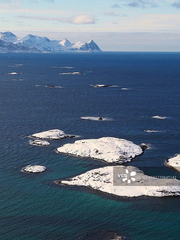 希勒索亚附近海域的雪山岛屿图片素材