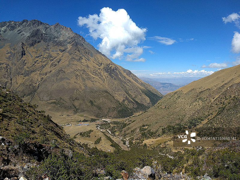 阳光明媚的比尔卡班巴山脉图片素材