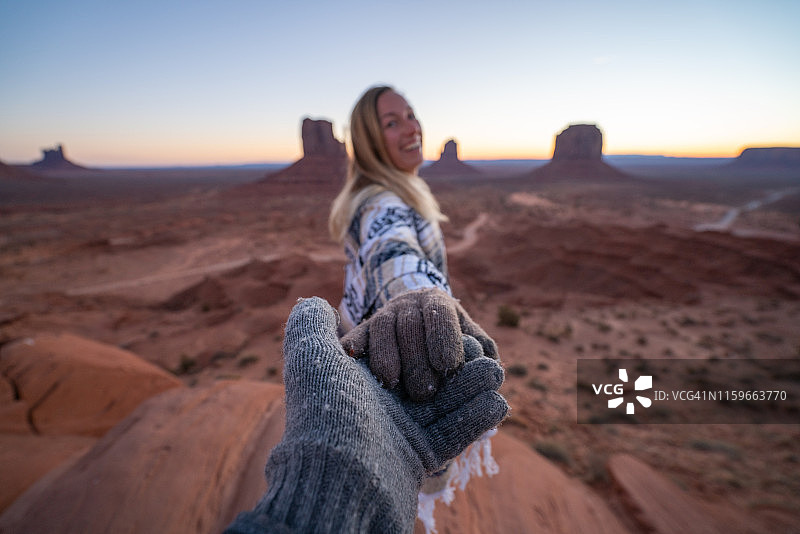 在美国沙漠中牵手的夫妇；男友视角；美国旅行图片素材