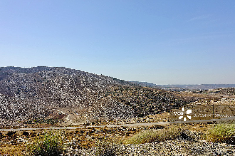 公路旅行：犹太沙漠郊区的土路图片素材