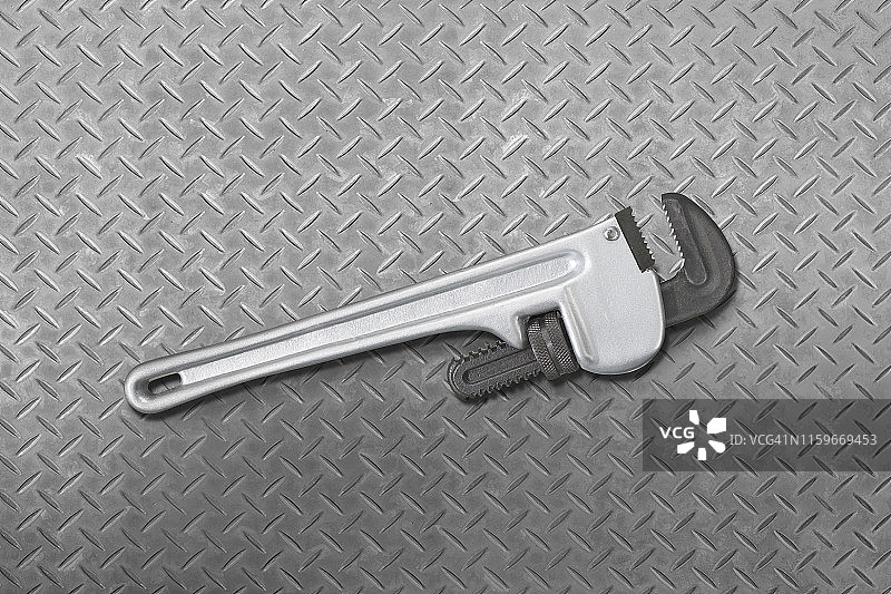 不锈钢背景上的管钳工具套装图片素材