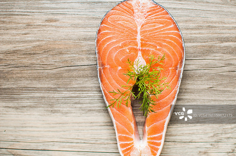 木桌上用莳萝装饰的生三文鱼排图片素材
