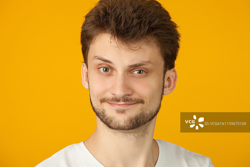 27岁络腮胡男子白色T恤影棚肖像图片素材