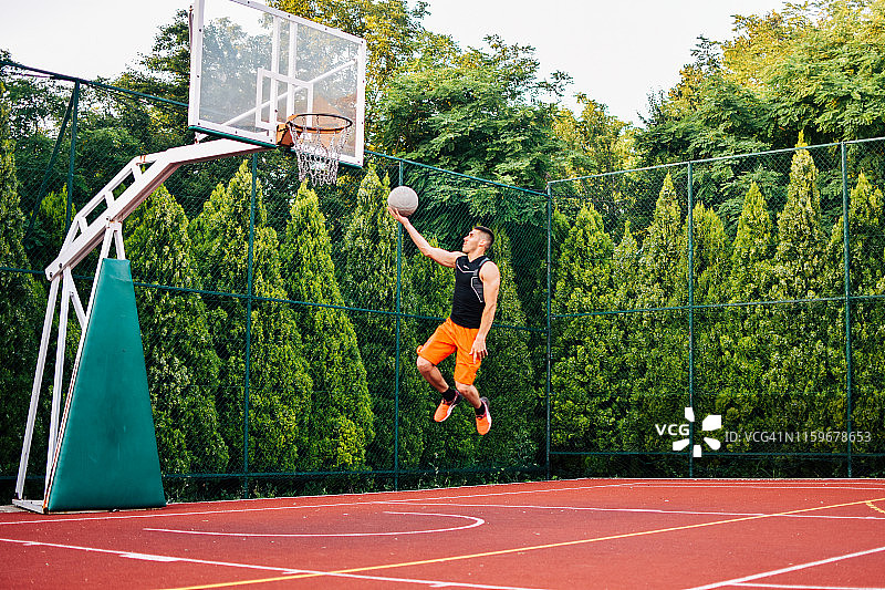 街头篮球运动员投篮图片素材