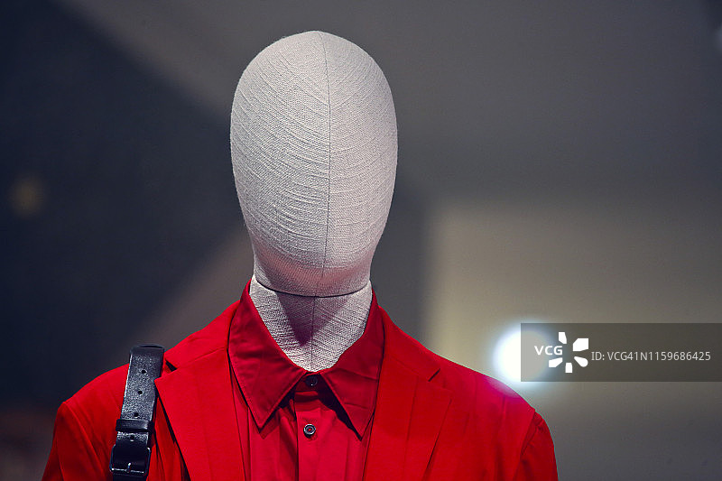 穿红色西装 carrying 皮包的男性人体模型图片素材