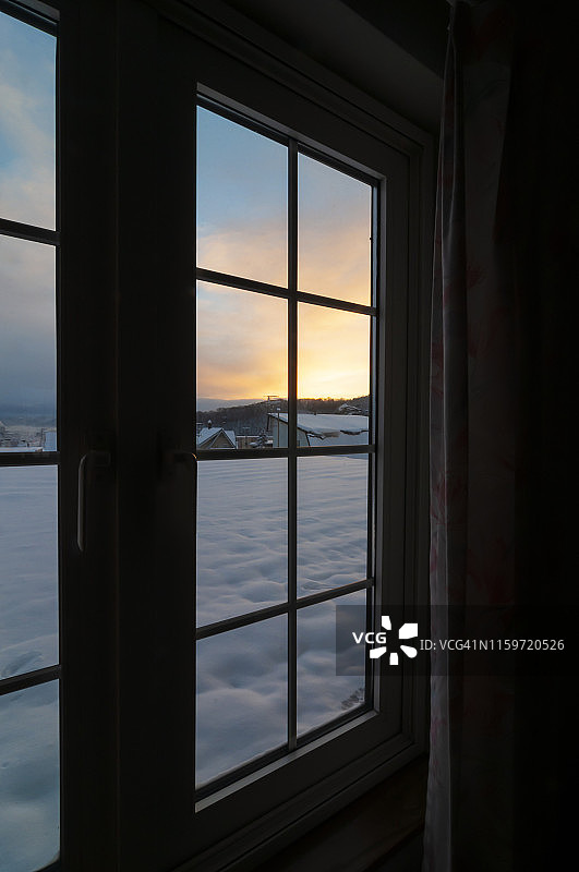 日本富良野民宿窗外日出景色图片素材