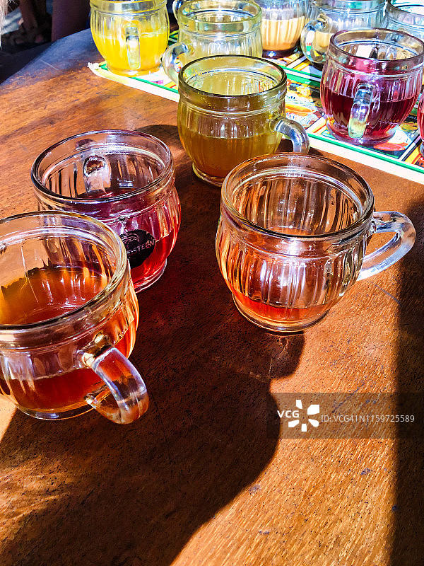 木桌上的一组透明茶杯图片素材