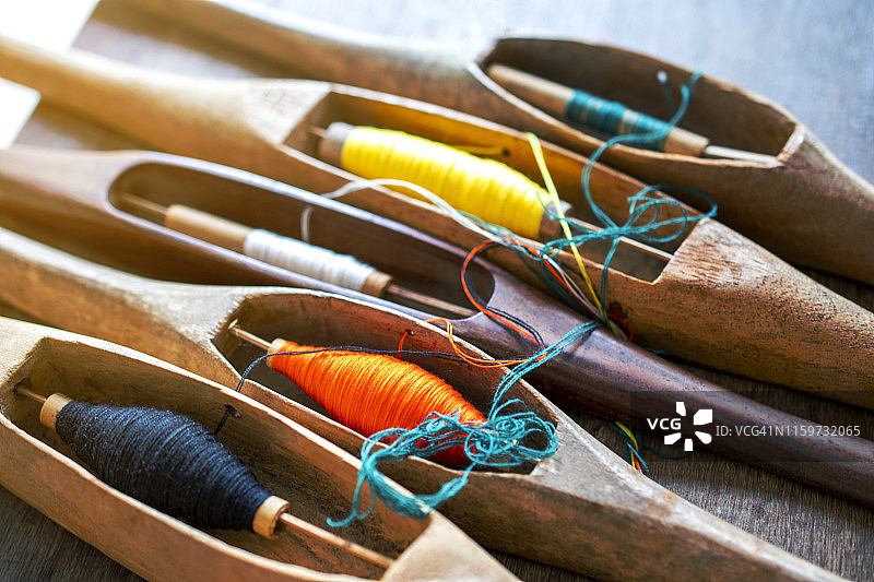 纺织梭：泰国乡村家庭手工业的天然纺织纤维艺术工具图片素材