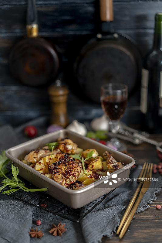 自制烤土豆和烤鸡翅图片素材