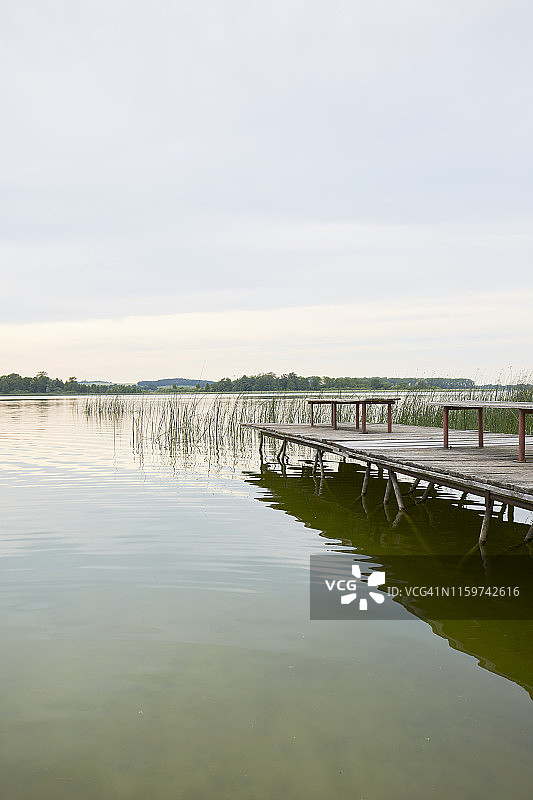 田园诗般湖泊的栈桥图片素材
