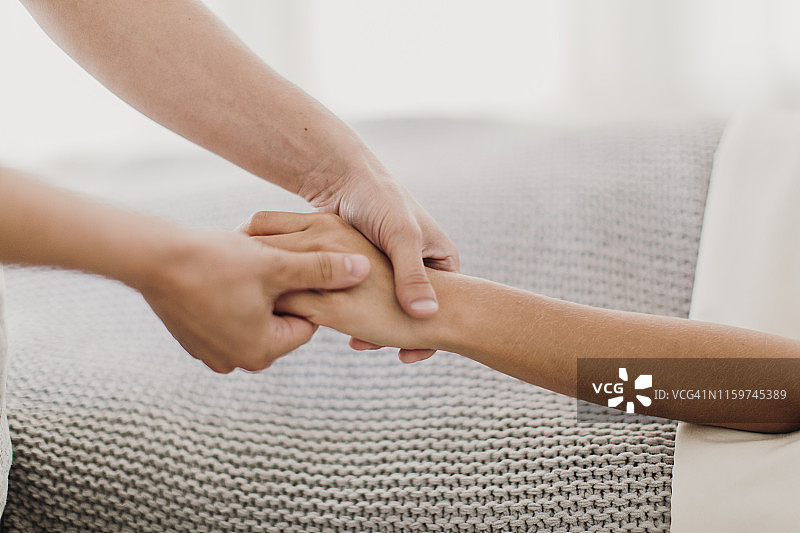 女人接受专业按摩师的手部按摩图片素材