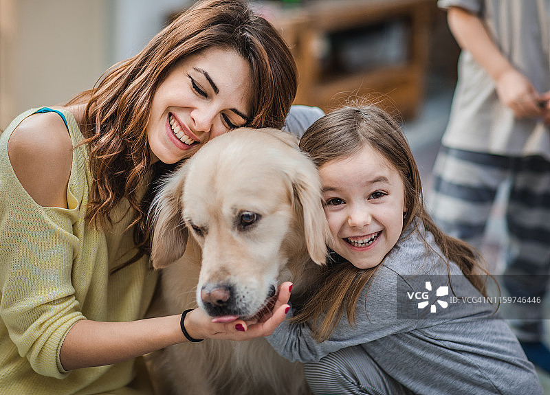 我们非常喜欢我们的狗！图片素材