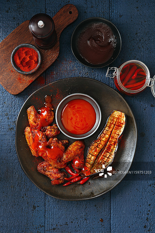 配有是拉差和烧烤酱的超级香辣鸡翅图片素材