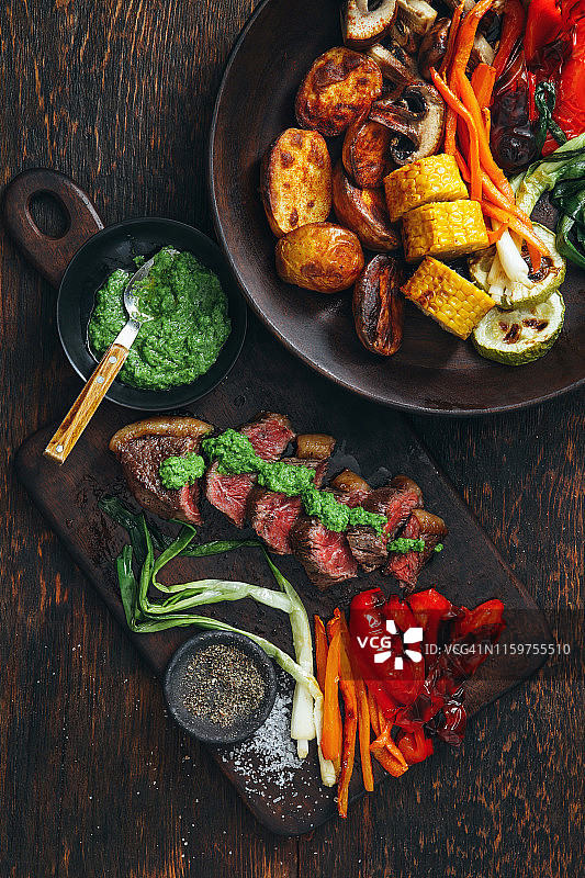 巴西烤臀肉牛排配新鲜香草酱和烤蔬菜图片素材