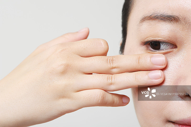 女人用手指触摸眼角皱纹图片素材