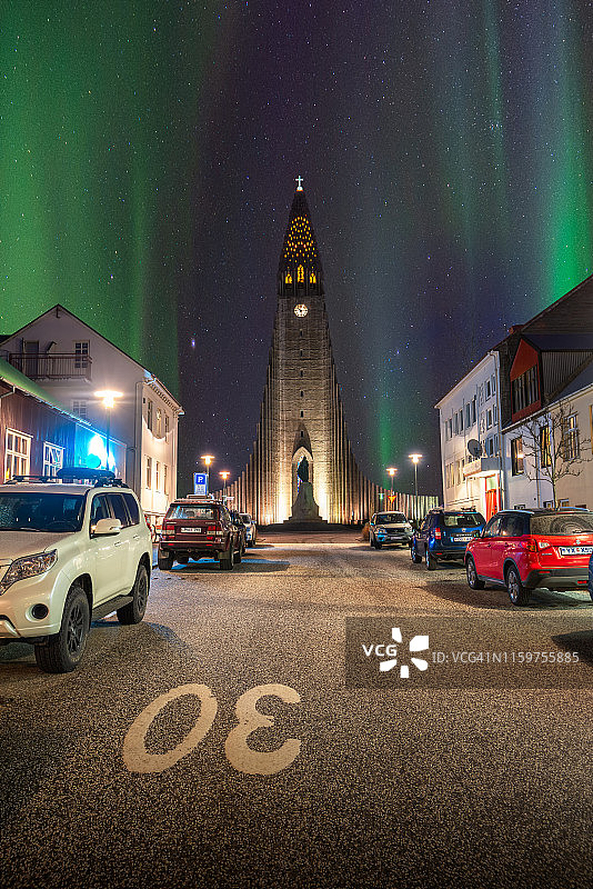 冰岛雷克雅未克游客与极光图片素材