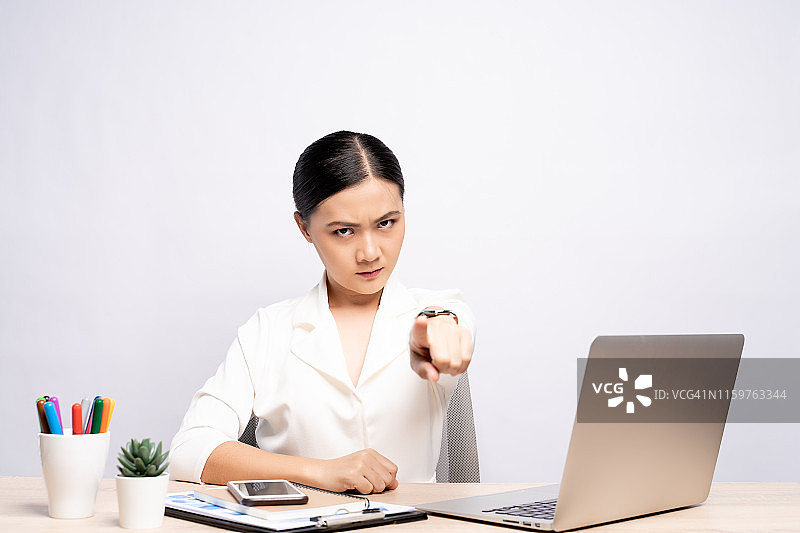 在办公室工作的愤怒女人图片素材