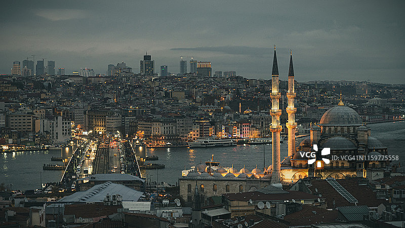 Rüstem Pasha Ottoman Mosque and Galata Bridge over the Golden Horn at Dusk, Istanbul, Turkey图片素材