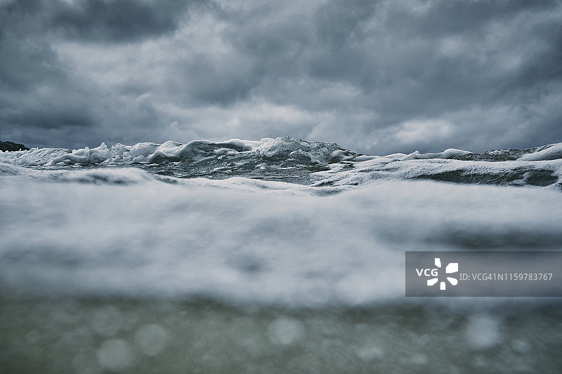 康沃尔纽基费斯特拉尔海滩暴风雨天气下的海面图片素材