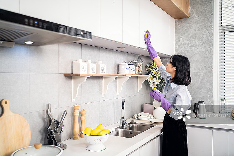 打扫厨房的亚洲女性图片素材