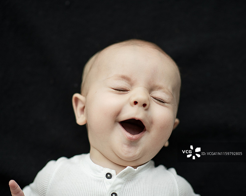快乐微笑的婴儿图片素材