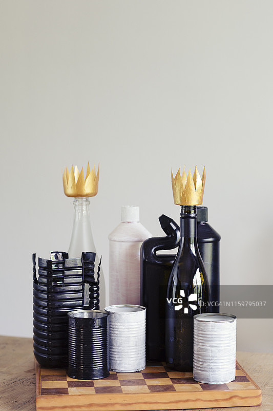 用回收的锡罐、塑料和玻璃瓶升级改造成国际象棋棋子图片素材