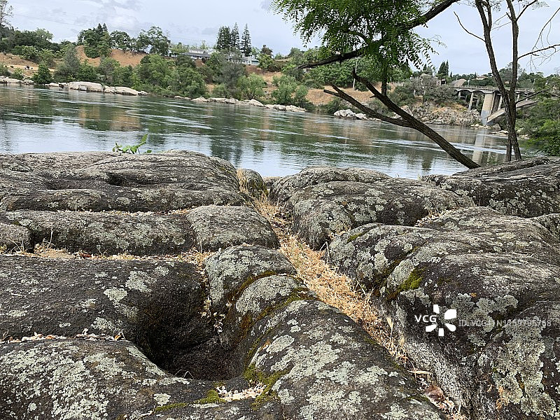 印度河边的岩石图片素材