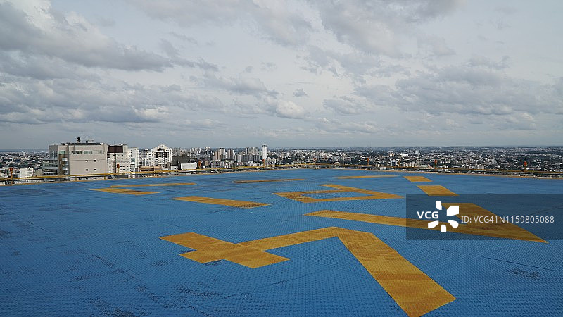 摩天大楼楼顶的直升机停机坪，城市景观图片素材