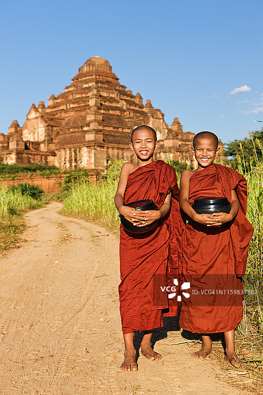 年轻的佛教僧侣图片素材
