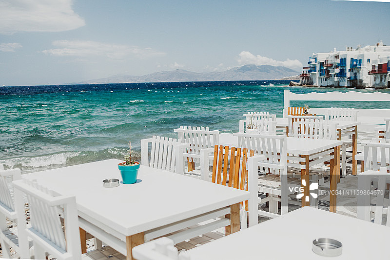 希腊米科诺斯岛小威尼斯区的希腊小酒馆图片素材