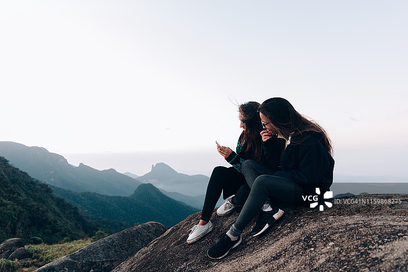两名中年女人在户外使用手机图片素材