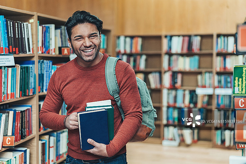 快乐的学生抱着一堆书图片素材