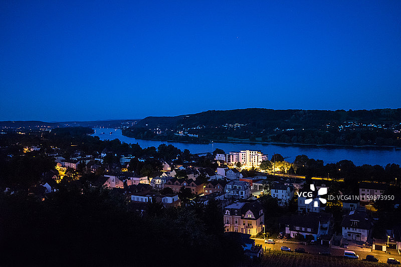 暮色下的巴特洪内夫和莱茵河图片素材