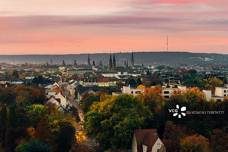 秋日黄昏下的波恩市图片素材