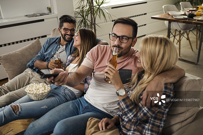 朋友们喝啤酒看电影图片素材