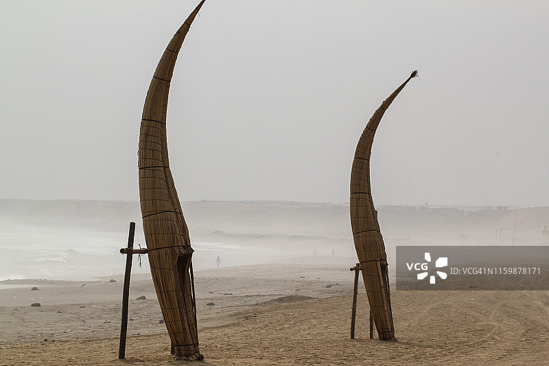 秘鲁万查科海滩上的传统渔船图片素材